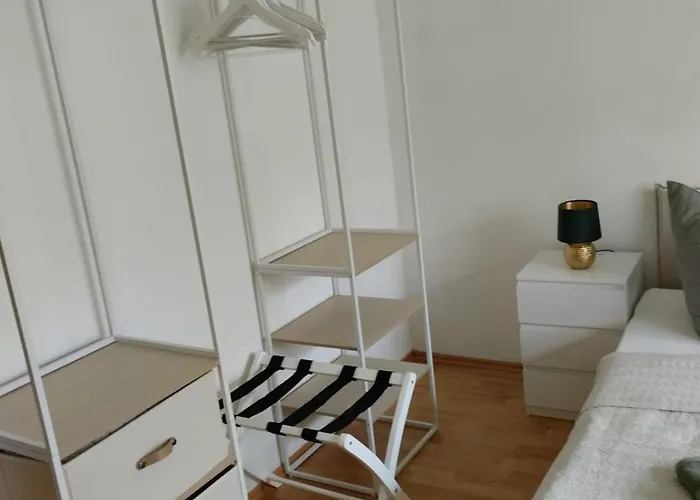 Grosse Monteurswohnung 4 Personen شقة *